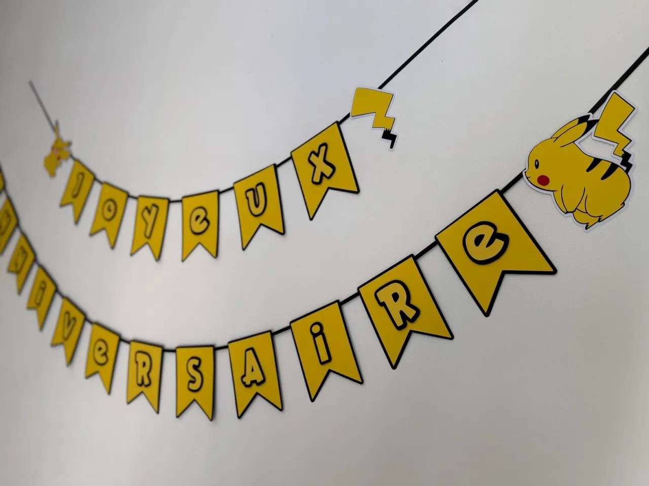 Détail banderole Pikachu anniversaire